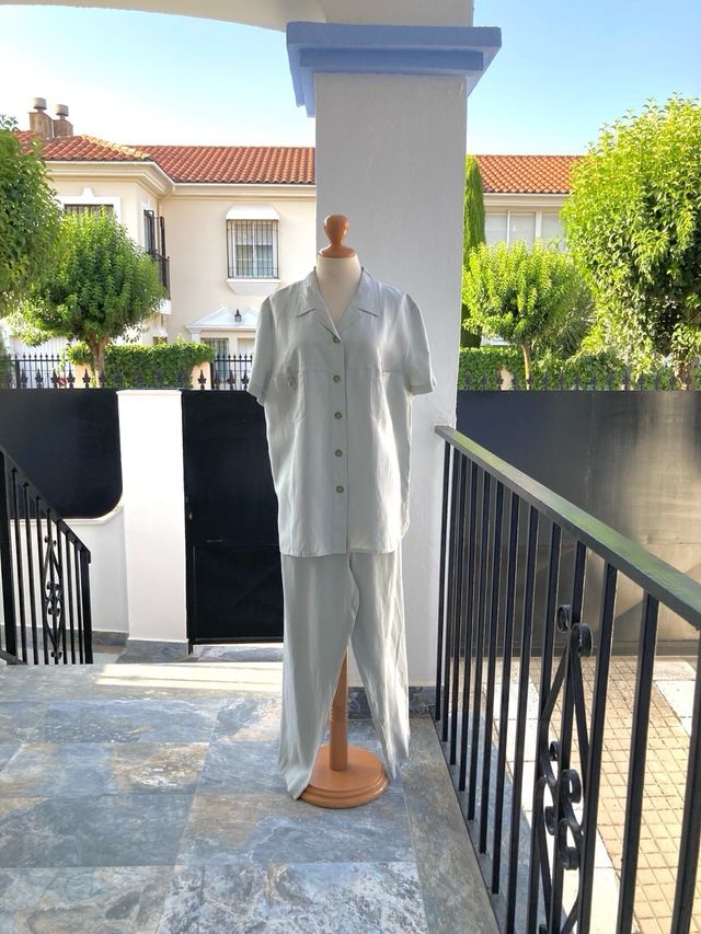 Traje pantalón y blusón verde agua
Perfecto estado