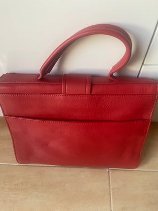 Bolso rojo ante flecos