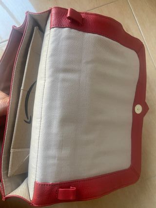 Bolso rojo ante flecos