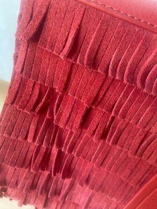 Bolso rojo ante flecos