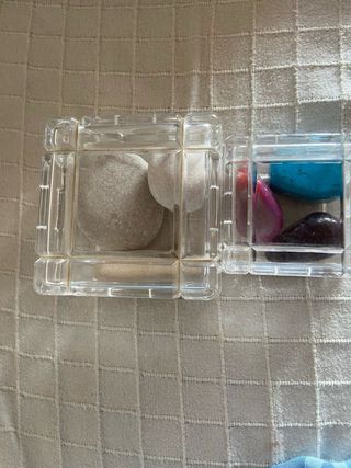 Piedras relajación con cajas de cristal