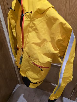 Chaqueta amarilla impermeable