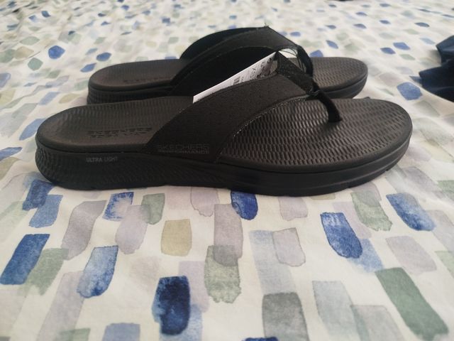 Novas sandálias Skechers pretas na caixa