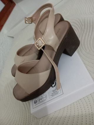 Tacones beige y marrón