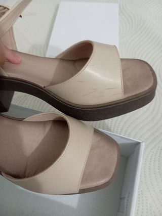 Tacones beige y marrón