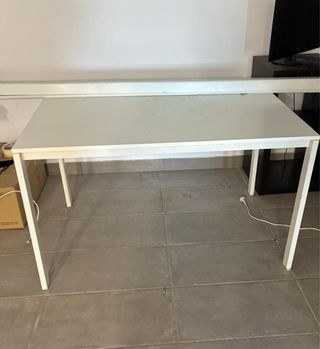 Mesa blanca elegante para cocina o comedor