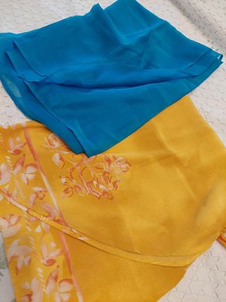 Dos pareos , uno  color mostaza  y otro azul.