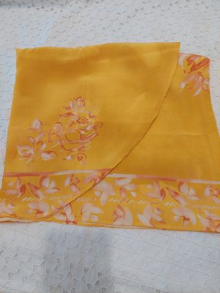 Dos pareos , uno  color mostaza  y otro azul.