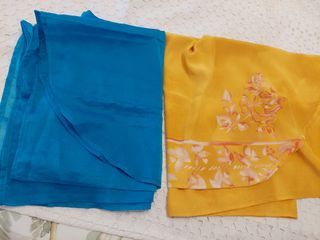 Dos pareos , uno  color mostaza  y otro azul.