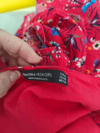 Blusa Bershka rojo flores