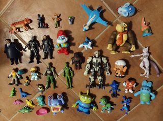 Lote 30 muñecos figuras