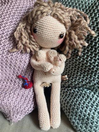 Muñeca amigurumi parto bebé placenta