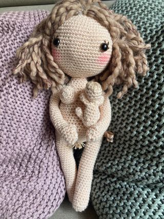 Muñeca amigurumi parto bebé placenta
