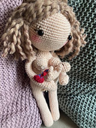 Muñeca amigurumi parto bebé placenta