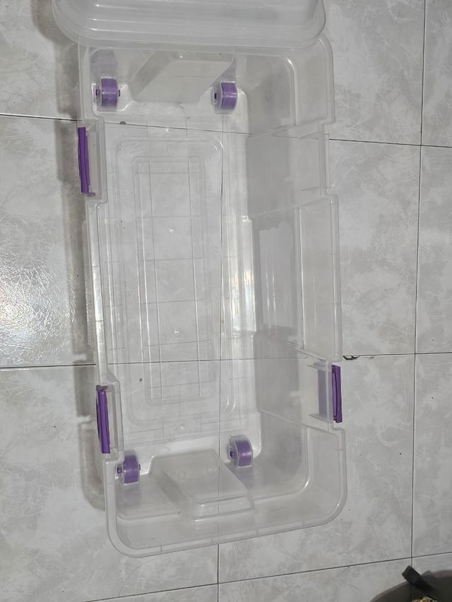 Contenedor plástico con ruedas
