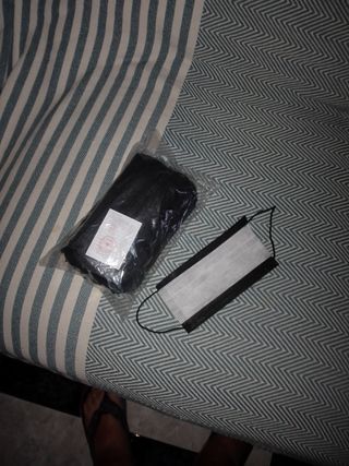 Mascarillas negras en paquete de 100 unidades