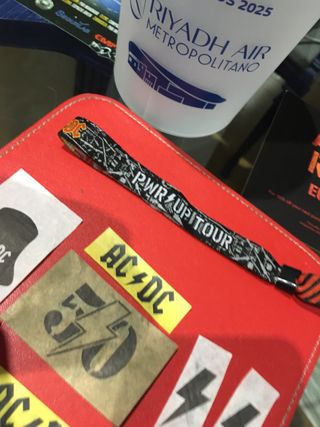 AC/DC Pack Concierto: Pulsera & Más