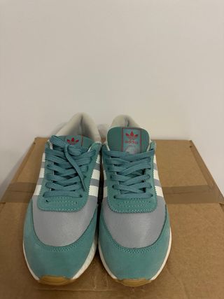 Zapatillas Adidas blancas y grises