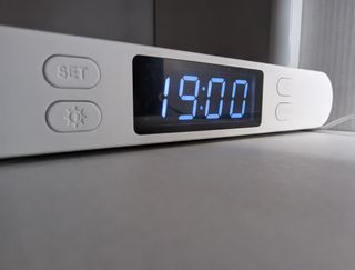 Orologio Luce da comodino ricarica wireless + USB