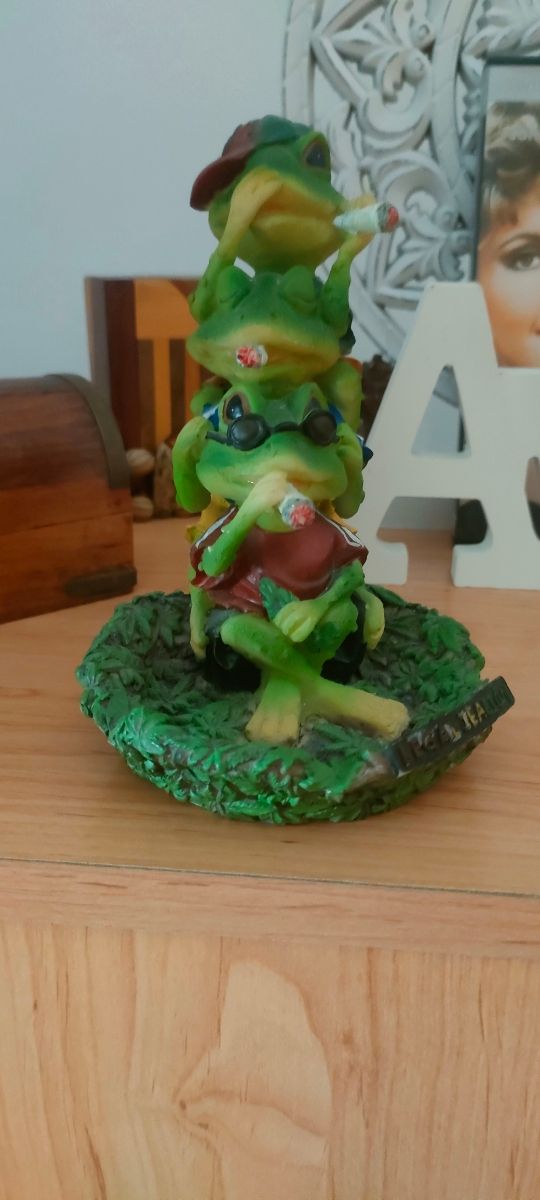 Figura 3 ranas  Cenicero