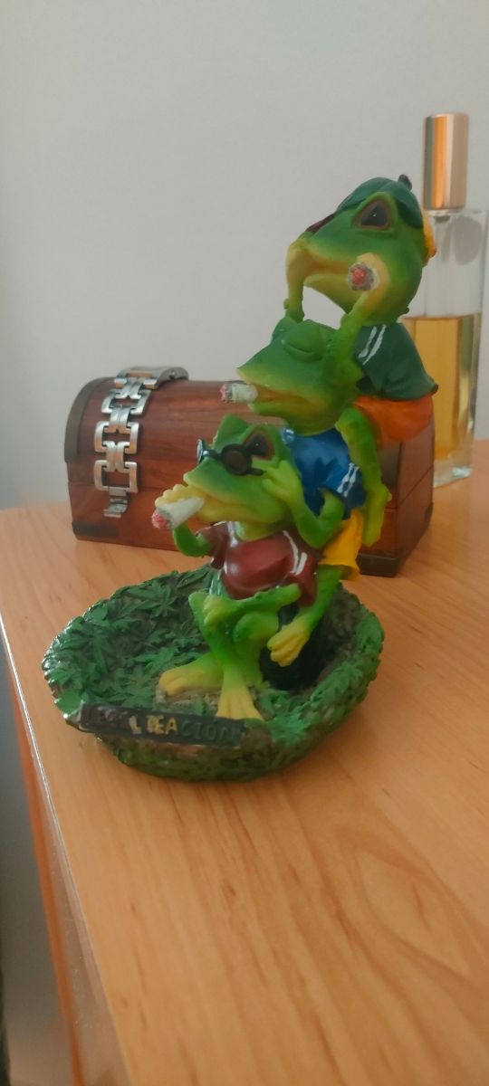 Figura 3 ranas  Cenicero