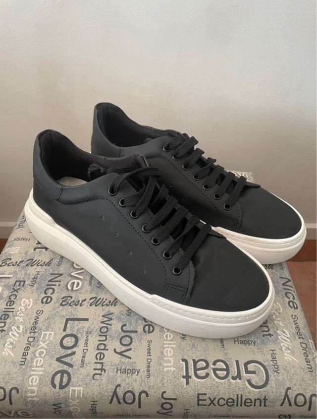 Sneakers nere e bianche pari al nuovo