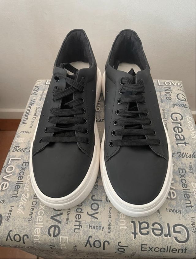 Sneakers nere e bianche pari al nuovo