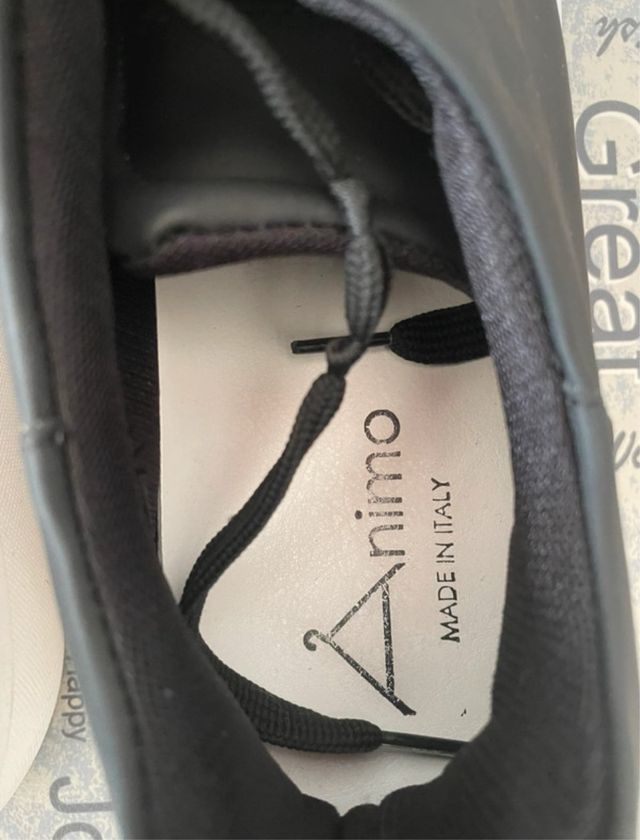 Sneakers nere e bianche pari al nuovo