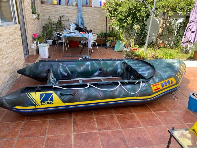 Embarcación neumática Zodiac + remolque + Motor