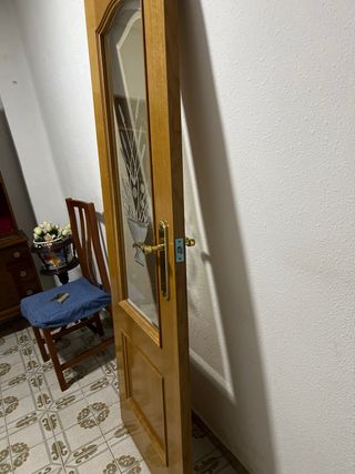 Puerta madera maciza con cristal semi nueva