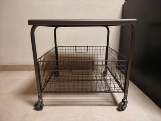 Mesa auxiliar metal gris - cesta ruedas.