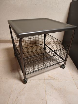 Mesa auxiliar metal gris - cesta ruedas.