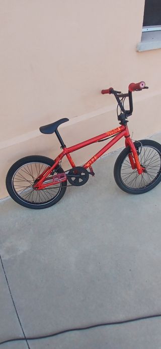 Bicicleta BMX Wipe roja