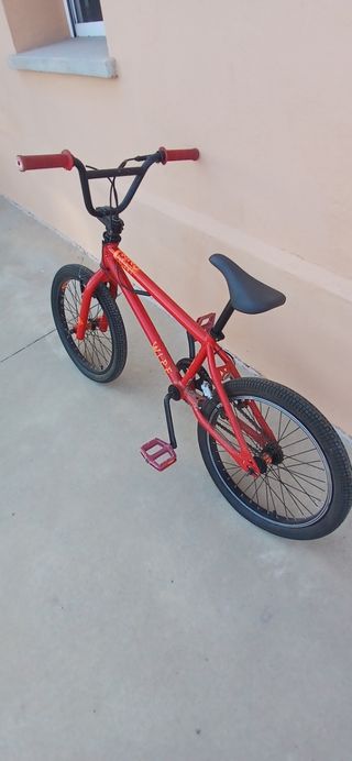Bicicleta BMX Wipe roja