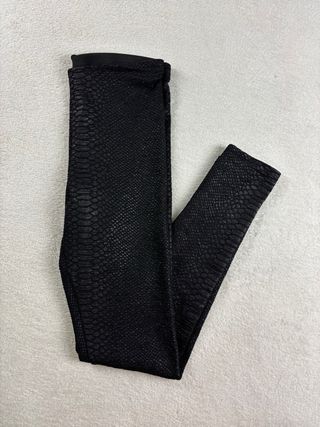 Leggings negra de tela de piel sintética