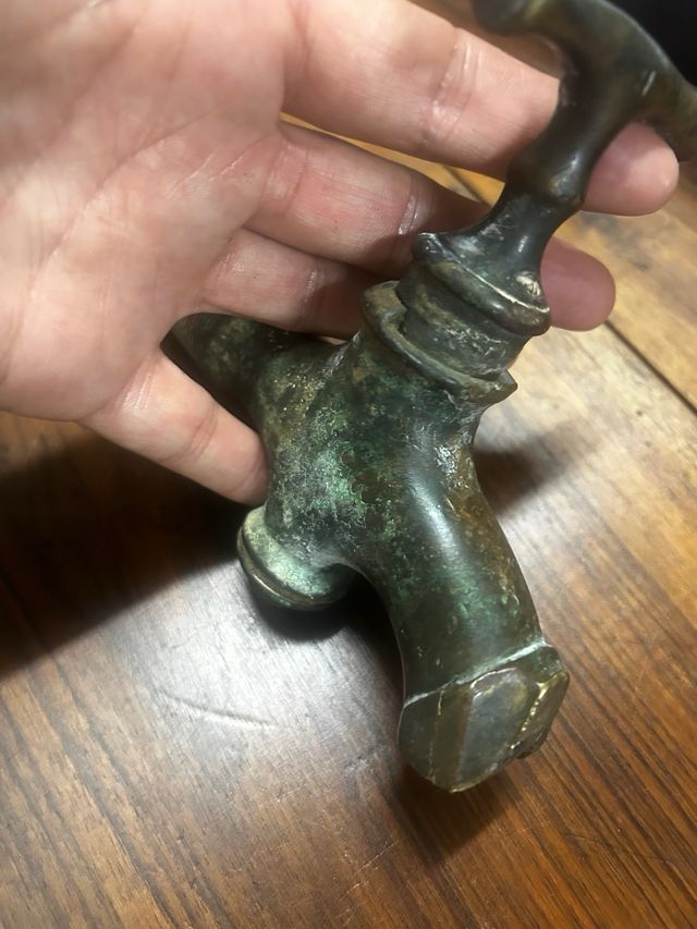 Rubinetto in bronzo antico