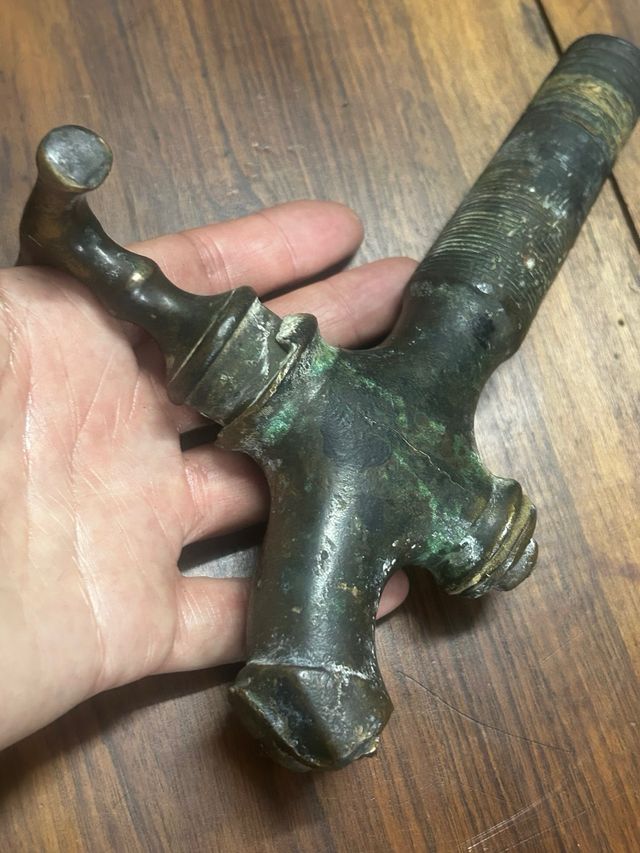 Rubinetto in bronzo antico