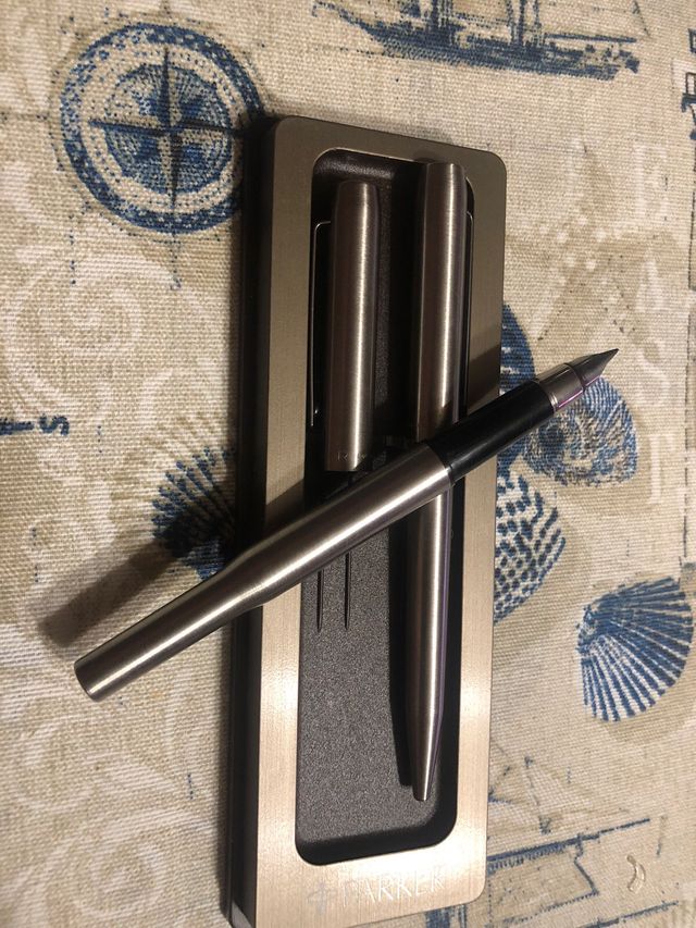 2 Bolígrafos y estilograficas Parker y de Iveco