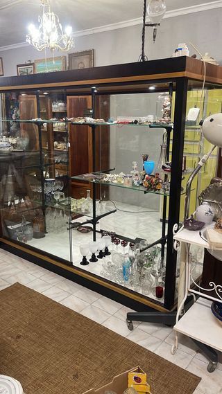 Vitrina años 30-40: Madera y cristal.