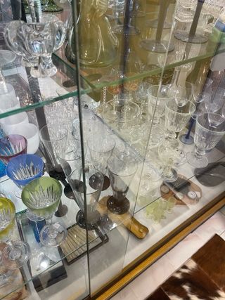 Vitrina años 30-40: Madera y cristal.