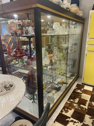 Vitrina años 30-40: Madera y cristal.