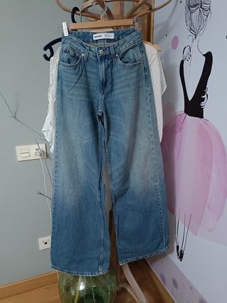 Vaqueros acampanados Bershka 32