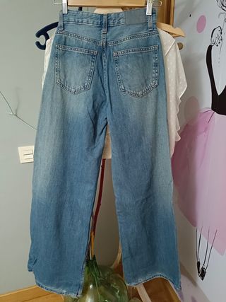 Vaqueros acampanados Bershka 32