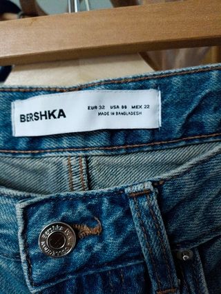 Vaqueros acampanados Bershka 32