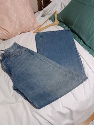 Vaqueros acampanados Bershka 32