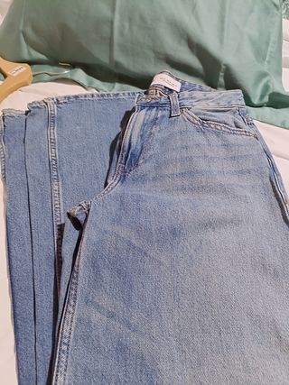Vaqueros acampanados Bershka 32