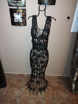 Busto mujer metal con detalles en forma de flor.