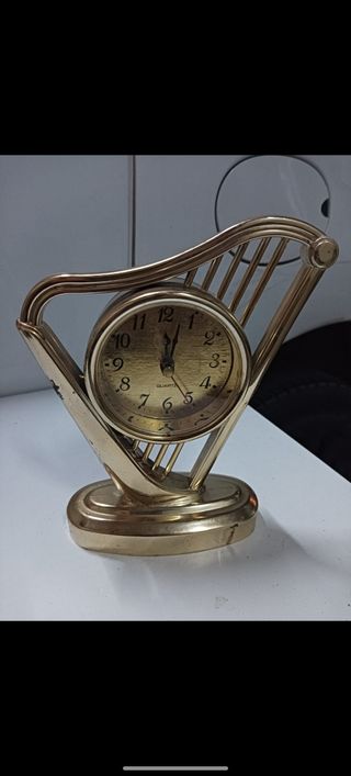 Reloj de mesa estilo arpa