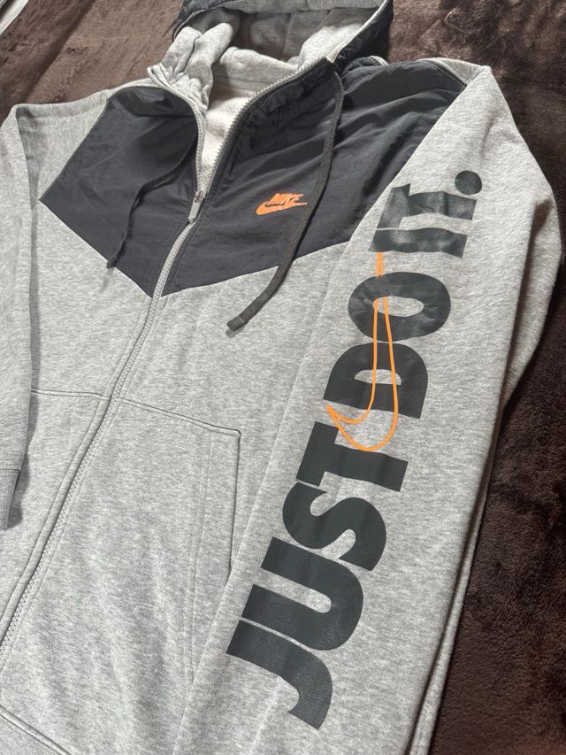 Sudadera con capucha Nike gris y negra