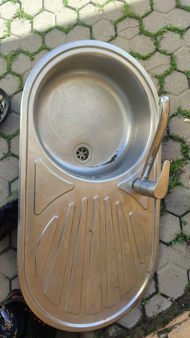 Fregadero metálico plateado